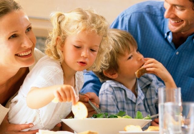 Comer en familia es muy recomendable para una alimentación infantil saludable